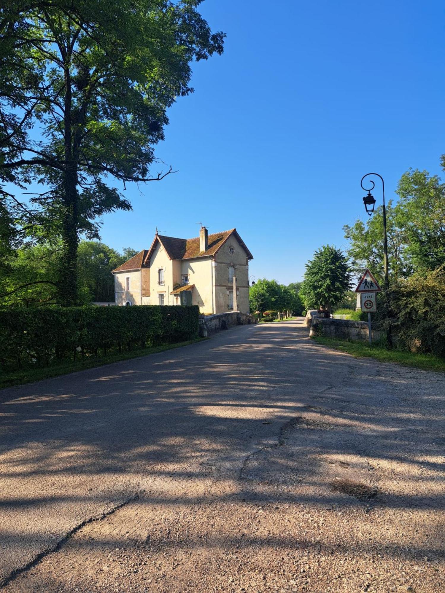 Le Logis Sereinite Annay-sur-Serein Buitenkant foto